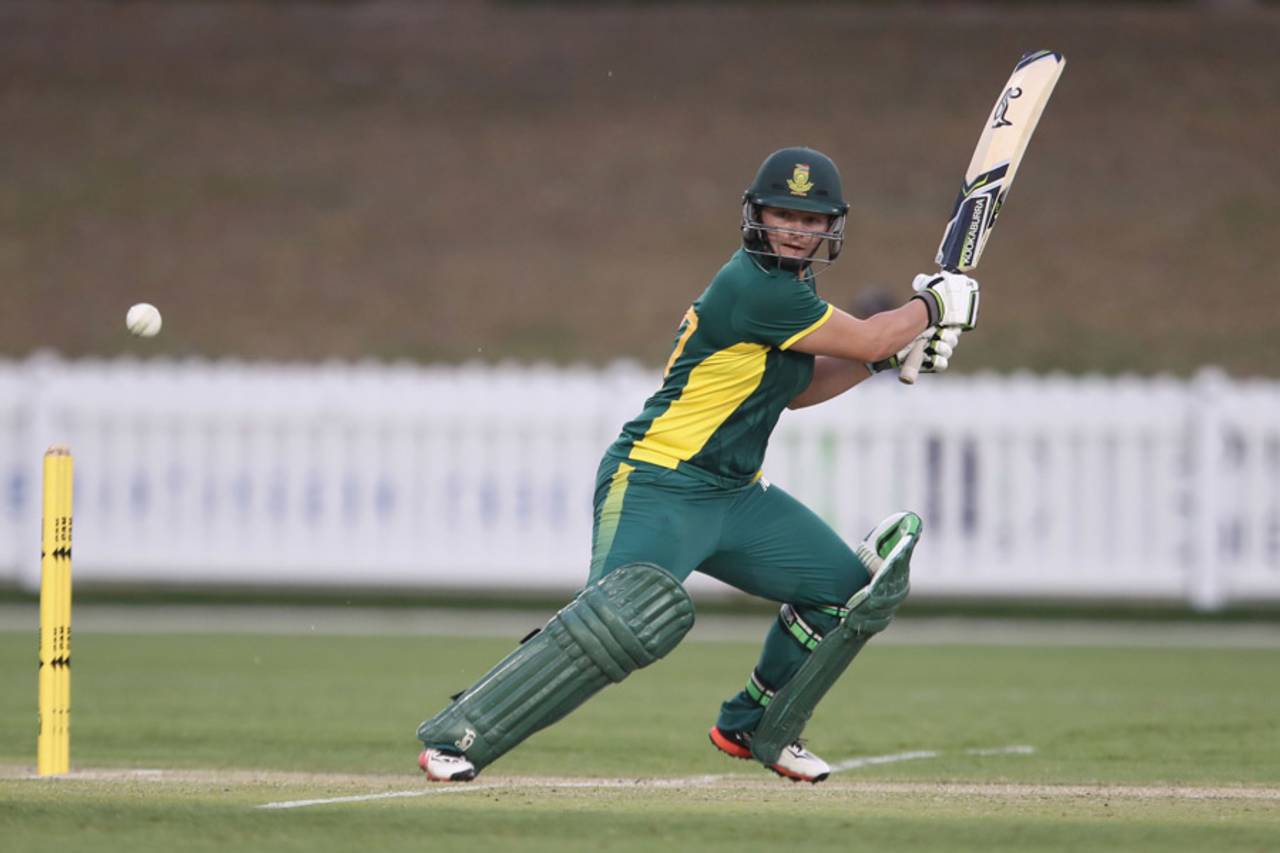 Lizelle Lee cuts during South Africa's chase, Australia v South Africa, 5th women's ODI, Coffs Harbour, November 29, 2016