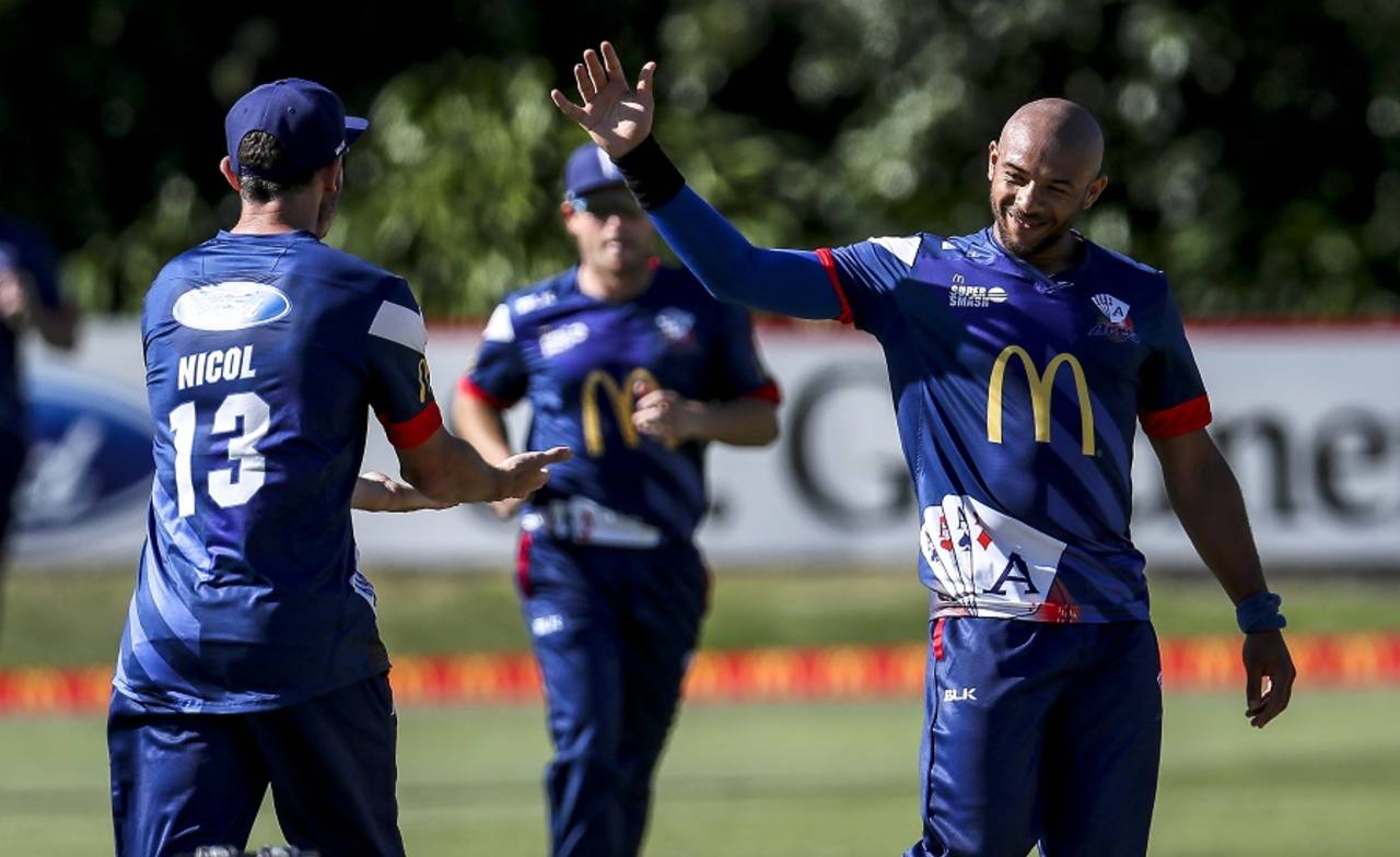 Auckland's Tymal Mills and Rob Nicol celebrate a wicket en route to their 22-run win against Otago&nbsp;&nbsp;&bull;&nbsp;&nbsp;Getty Images