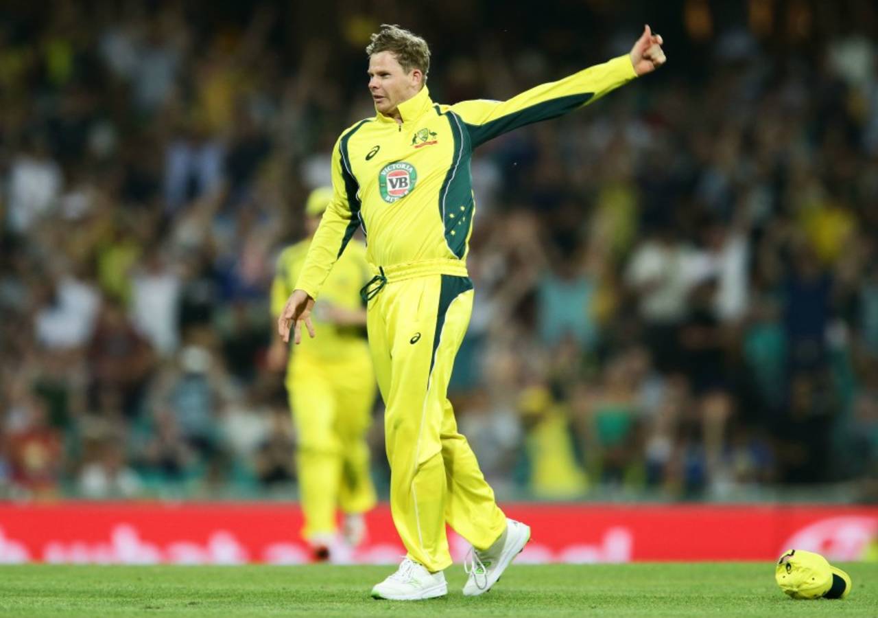 Steven Smith showed his lightning reflexes with a one-handed catch at backward point&nbsp;&nbsp;&bull;&nbsp;&nbsp;Getty Images