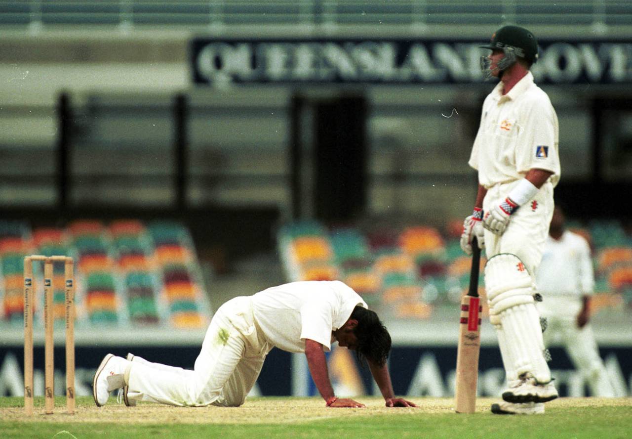 Shoaib Akhtar falls on to his knees in front of Greg Blewett, Australia v Pakistan, 1st Test, day two, Brisbane, November 6, 1999