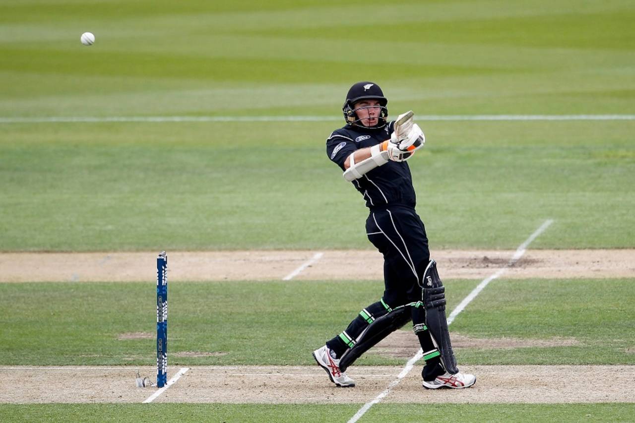 Tom Latham pulls behind square, New Zealand v Bangladesh, 1st ODI, Christchurch, December 26, 2016