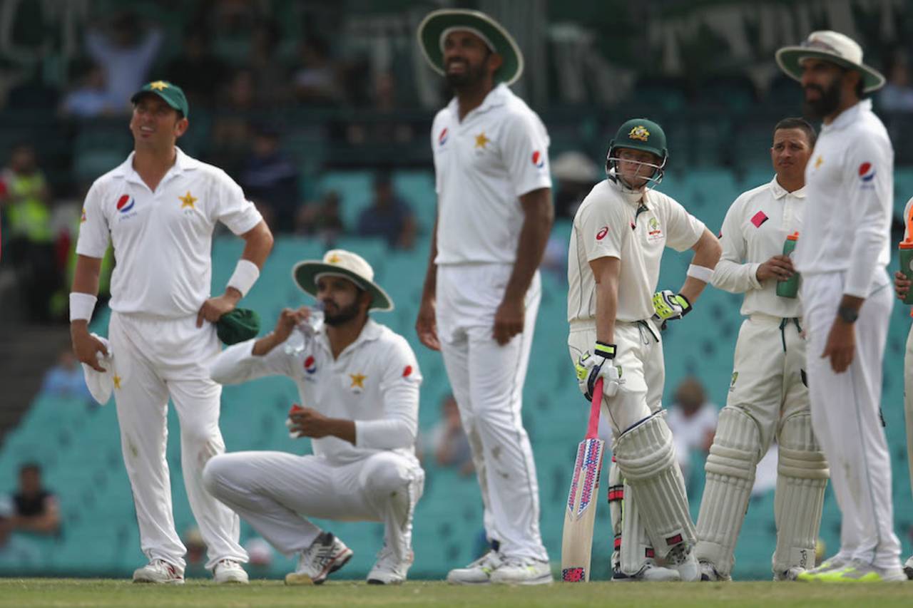 Pakistan used a review successfully to dismiss Steven Smith, Australia v Pakistan, 3rd Test, Sydney, 4th day, January 6, 2017