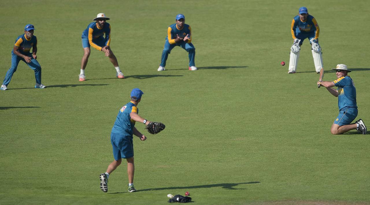 Pakistan players do catching drills, Sharjah, october 28, 2016