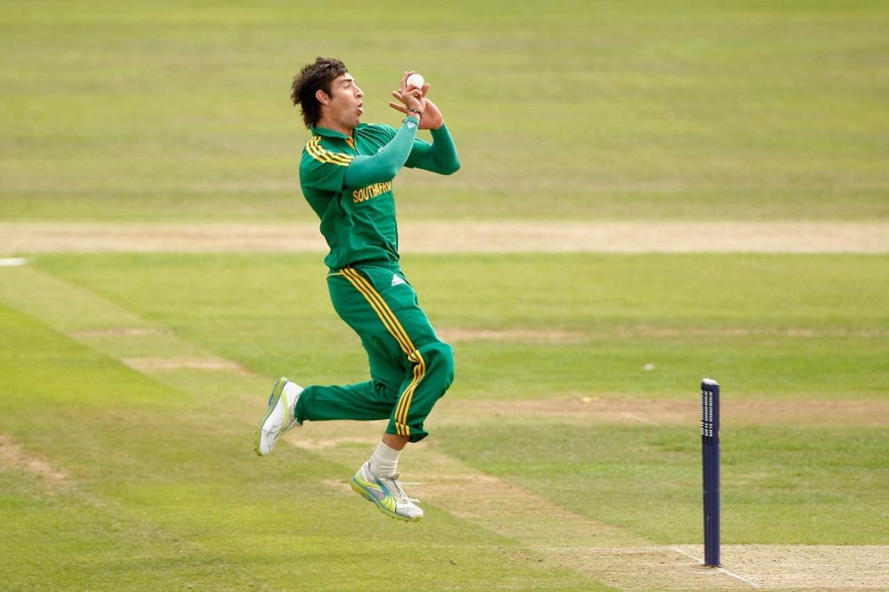 Duanne Olivier leaps into his delivery stride, England U-19s v South Africa U-19s, 5th Youth ODI, Taunton, June 26, 2011