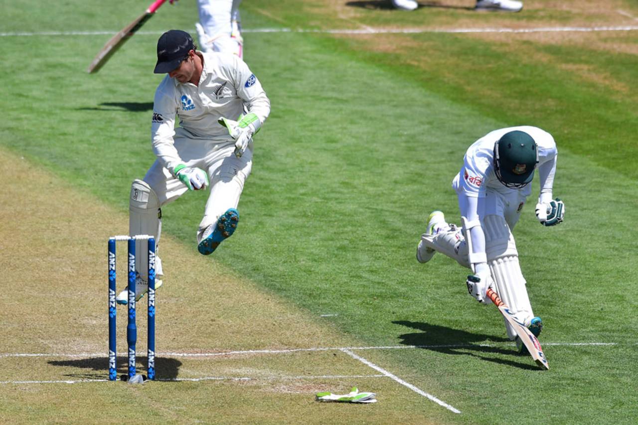 BJ Watling attempts to run out Shakib Al Hasan, New Zealand v Bangladesh, 1st Test, Wellington, 2nd day, January 13, 2017