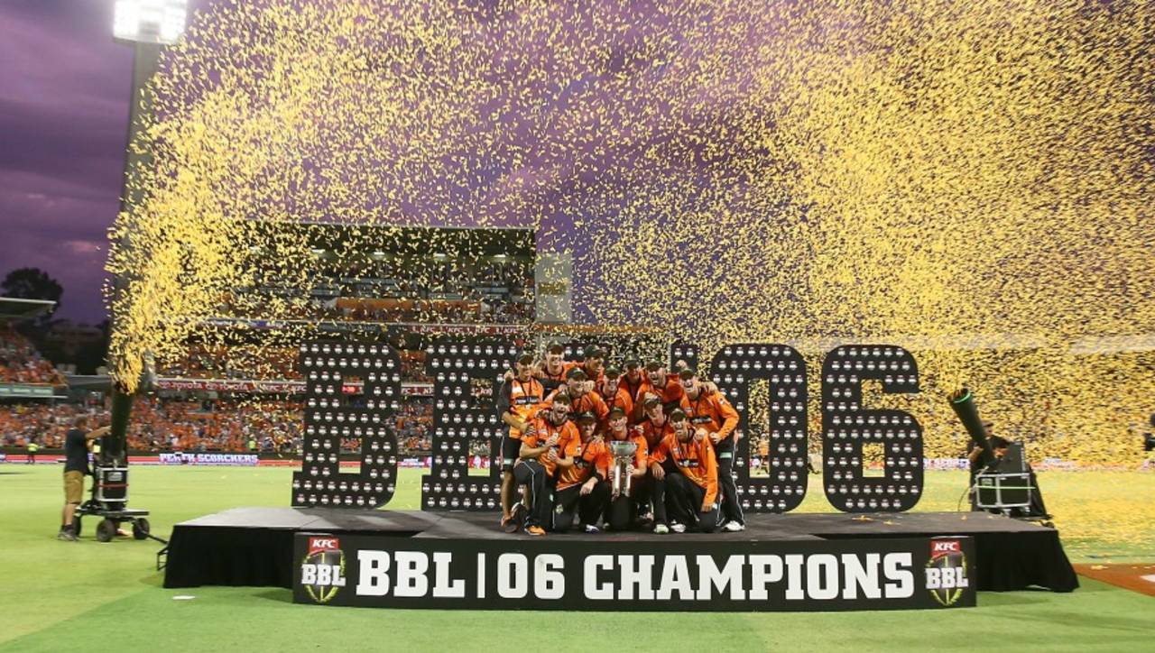 The Perth Scorchers players celebrate their title, Perth Scorchers v Sydney Sixers, BBL 2016-17, Final, Perth, January 28, 2017