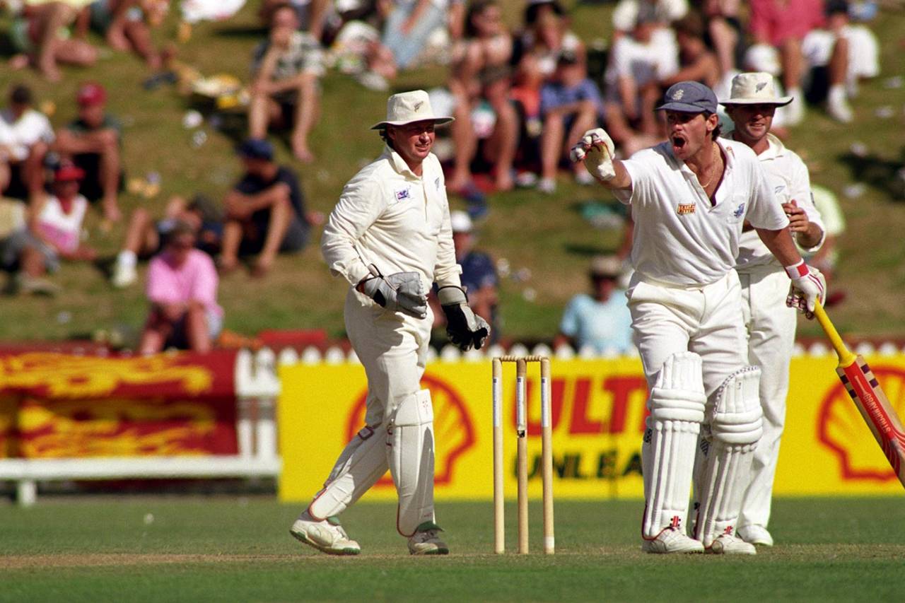 Robin Smith yells at someone off camera, as Ian Smith and Martin Crowe look on, New Zealand v England, third Test, day one, Wellington, February 6, 1992