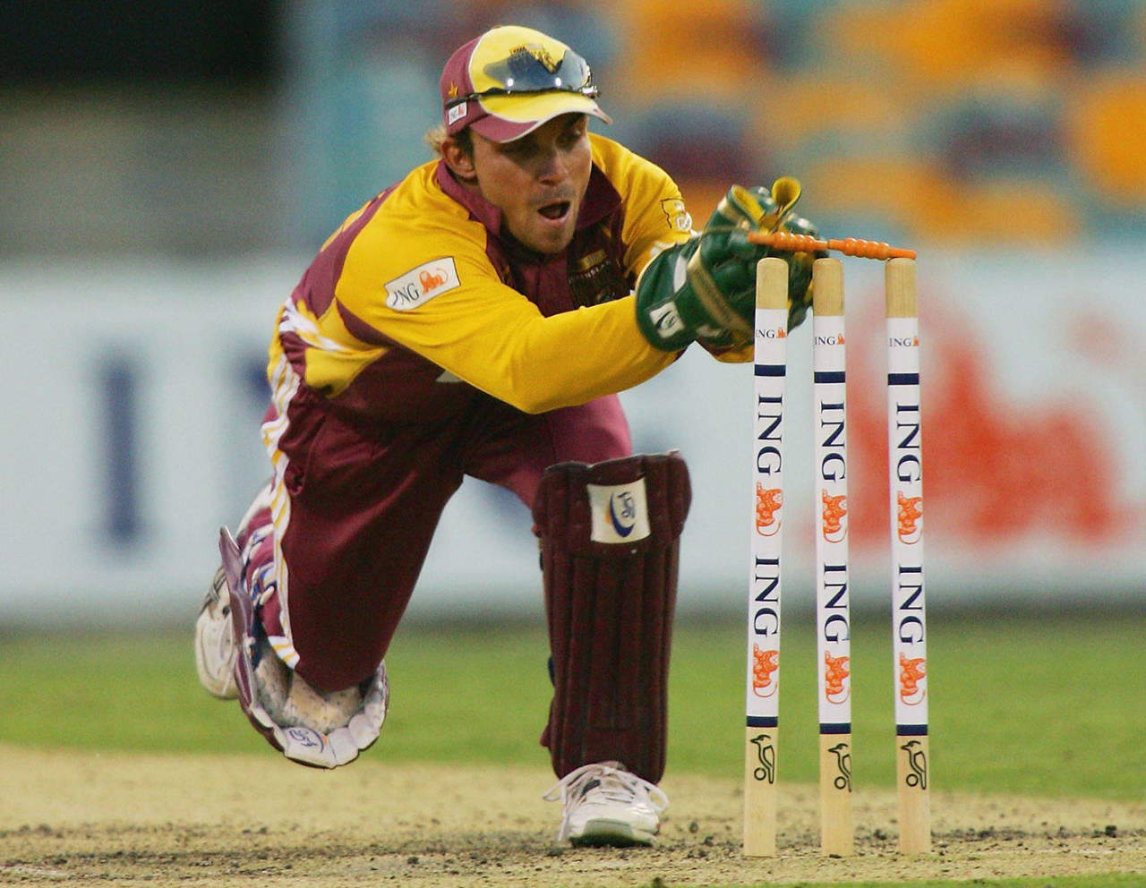 Chris Hartley attempts a run out, Queensland v Victoria, ING Cup, Brisbane, January 25, 2006