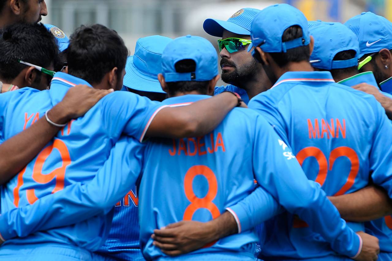 Virat Kohli gets his players in a huddle, Australia v India, 5th ODI, Sydney, January 23, 2016