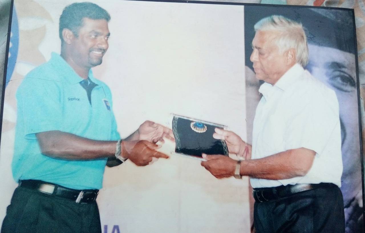 Goel presents Muttiah Muralitharan with an award&nbsp;&nbsp;&bull;&nbsp;&nbsp;Rajinder Goel