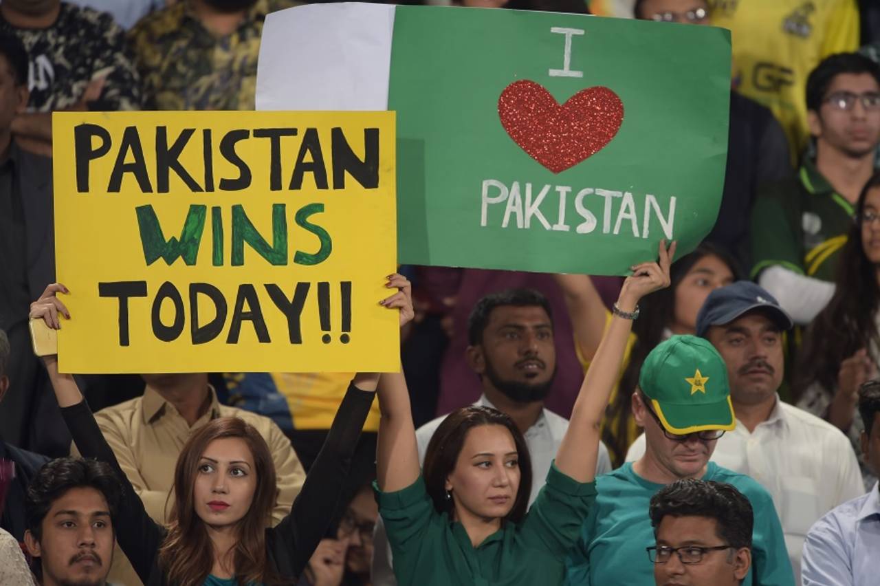 Lahore fans express their delight at cricket's return to Pakistan, Peshawar Zalmi v Quetta Gladiators, PSL 2016-17, final, Lahore, March 5, 2017