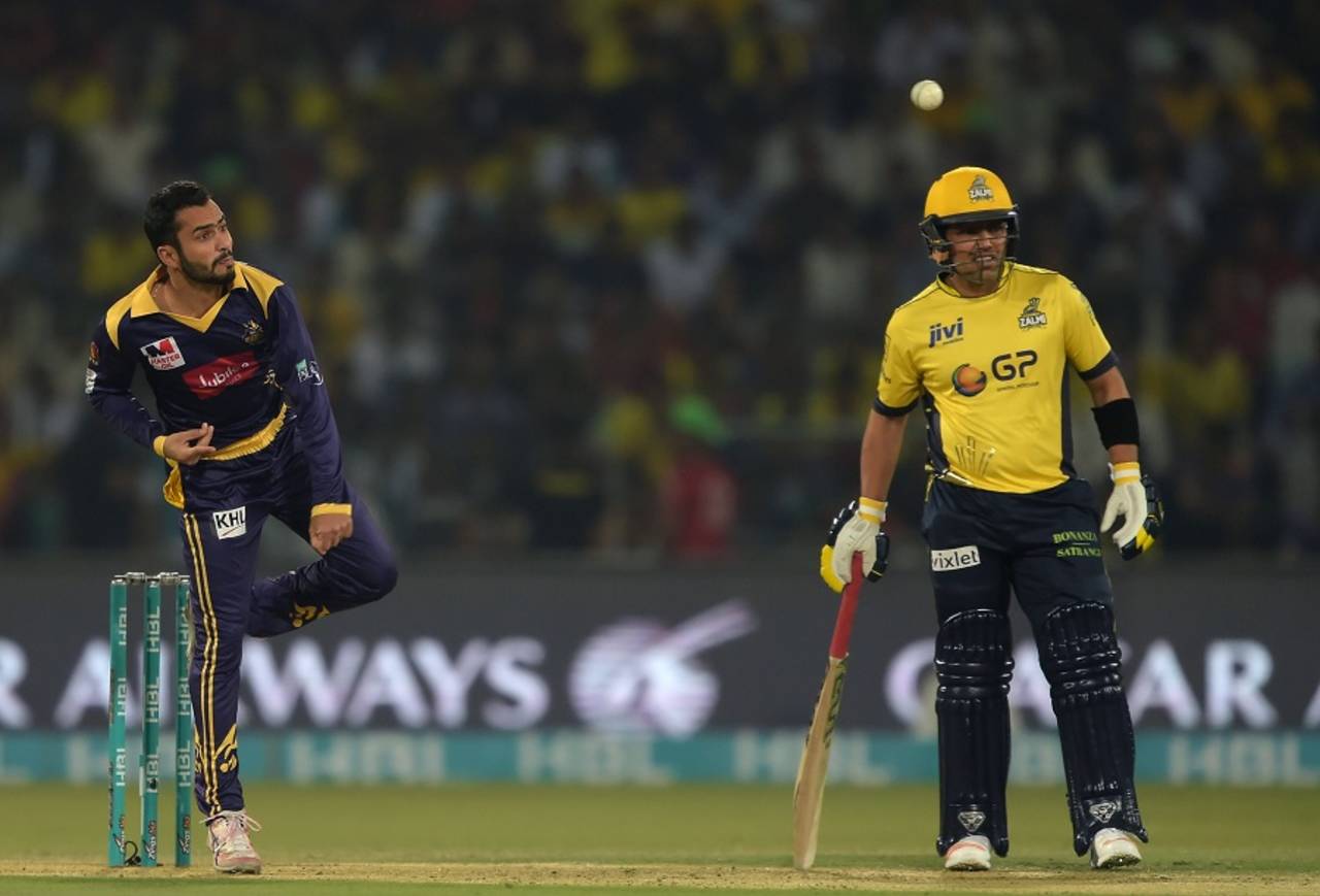 Mohammad Nawaz delivers the ball, Peshawar Zalmi v Quetta Gladiators, PSL 2016-17, final, Lahore, March 5, 2017