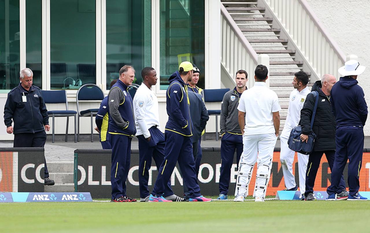 The South Africa team make their way onto the in-field after a fire alarm stopped play, New Zealand v South Africa, 1st Test, Dunedin, 3rd day, March 10, 2017