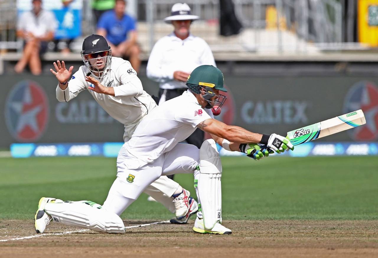 Tom Latham anticipates Faf du Plessis' paddle sweep and sets off&nbsp;&nbsp;&bull;&nbsp;&nbsp;Getty Images