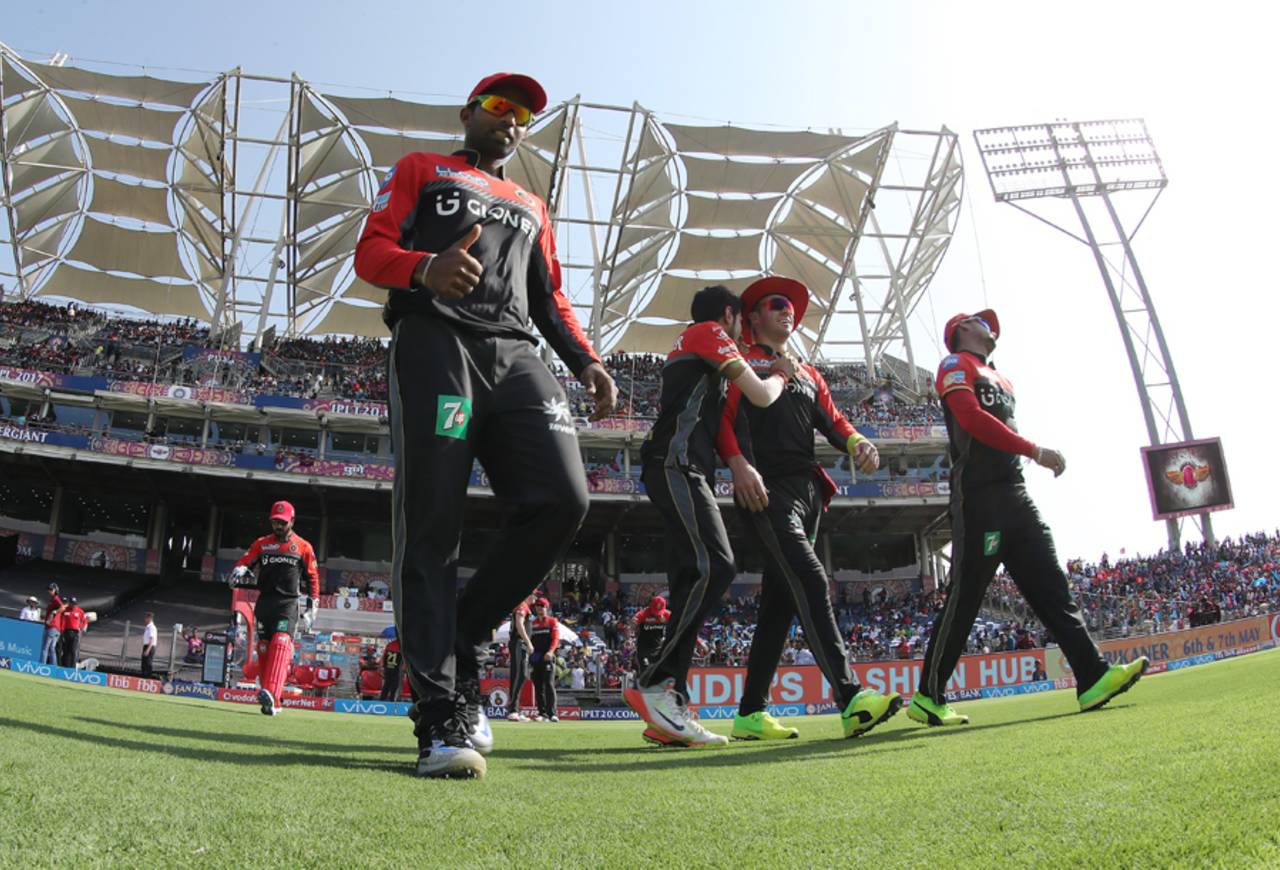 The Royal Challengers players look relaxed as they walk out to field, Rising Pune Supergiant v Royal Challengers Bangalore, IPL 2017, Pune, April 29, 2017