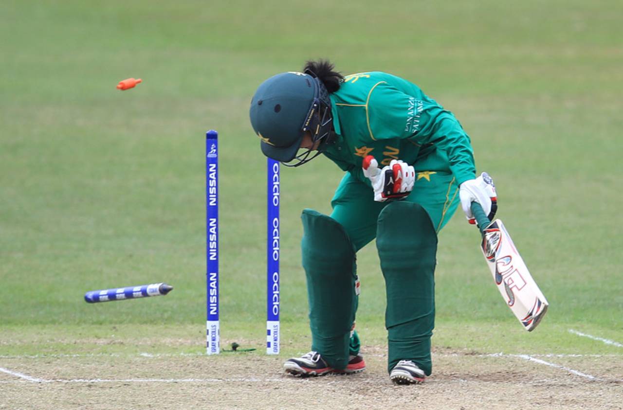 Javeria Khan loses her middle stump, England v Pakistan, Women's World Cup, Leicester, June 27, 2017