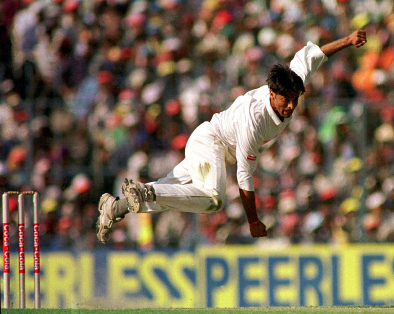 Shoaib Akhtar bowls, India v Pakistan, Asian Test Championship, Kolkata, 2nd day, February 17, 1999
