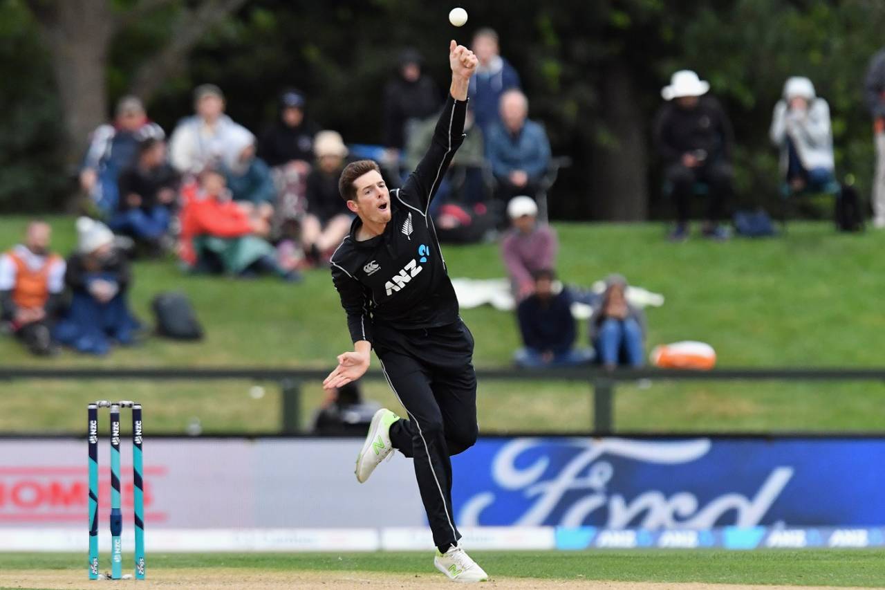 Mitchell Santner tosses one up, New Zealand v West Indies, 3rd ODI, Christchurch, December 26, 2017