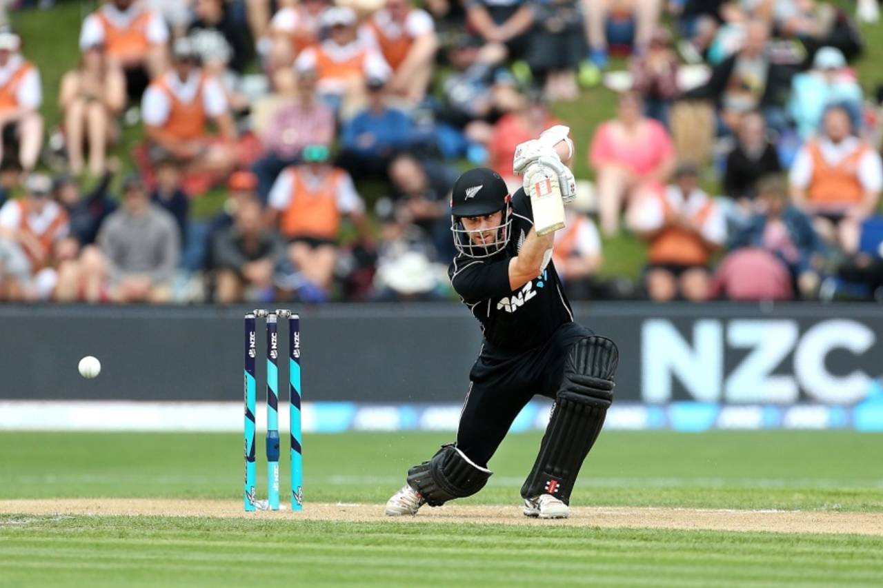 Kane Williamson unfurls a refined drive, New Zealand v Pakistan, 3rd ODI, Dunedin, January 13, 2018