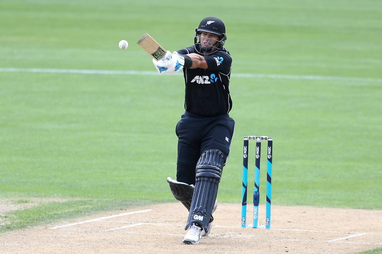 Ross Taylor rolls his wrists over a pull, New Zealand v Pakistan, 3rd ODI, Dunedin, January 13, 2018