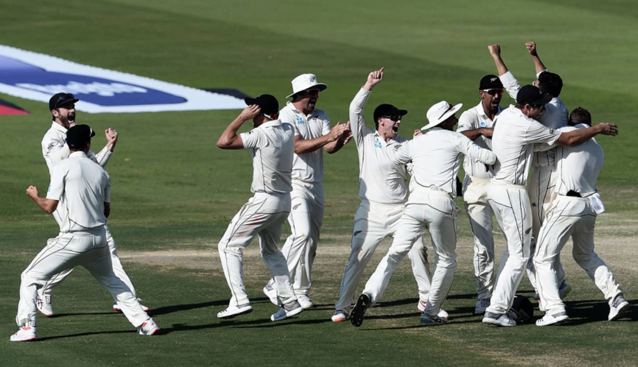 The New Zealand players celebrate victory, Pakistan v New Zealand, 1st Test, Abu Dhabi, 4th day, November 19, 2018