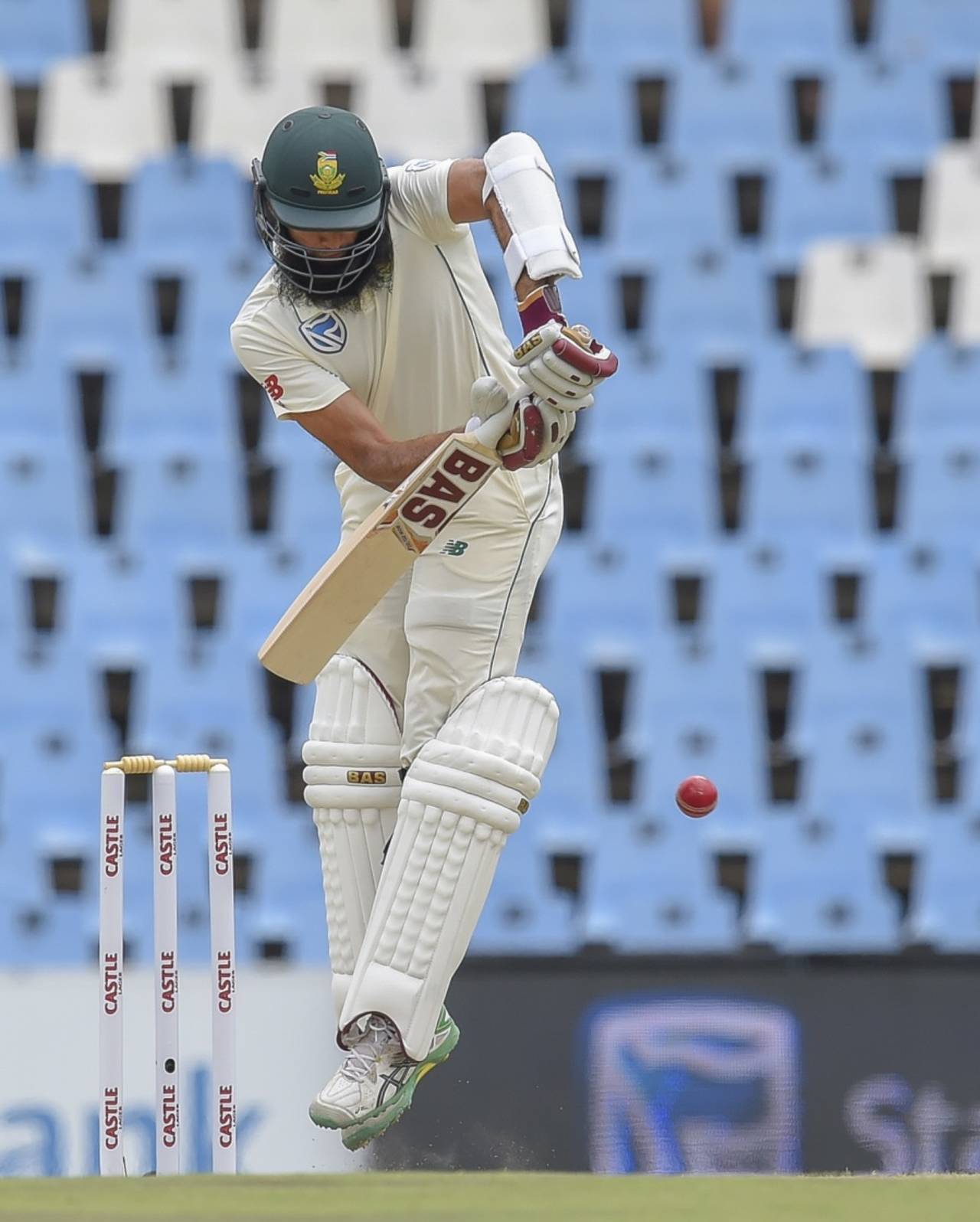 Hashim Amla negotiates a short ball off the back foot, South Africa v Pakistan, 1st Test, Centurion, 3rd day, December 28, 2018