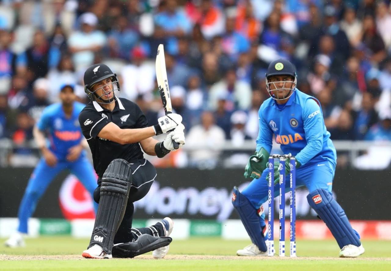 Ross Taylor brings out the slog sweep&nbsp;&nbsp;&bull;&nbsp;&nbsp;Getty Images
