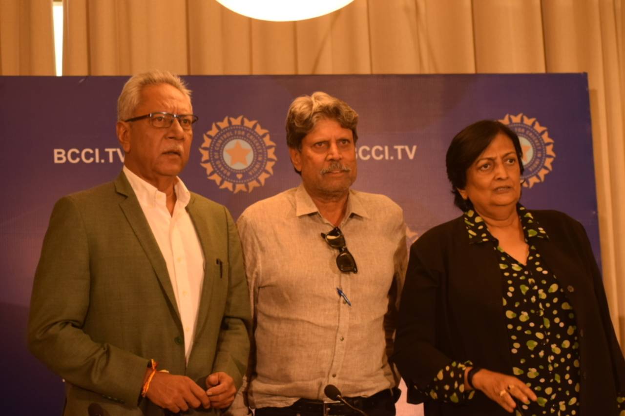 Anshuman Gaekwad (left) with Kapil Dev and Shanta Rangaswamy&nbsp;&nbsp;&bull;&nbsp;&nbsp;Annesha Ghosh/ESPNcricinfo