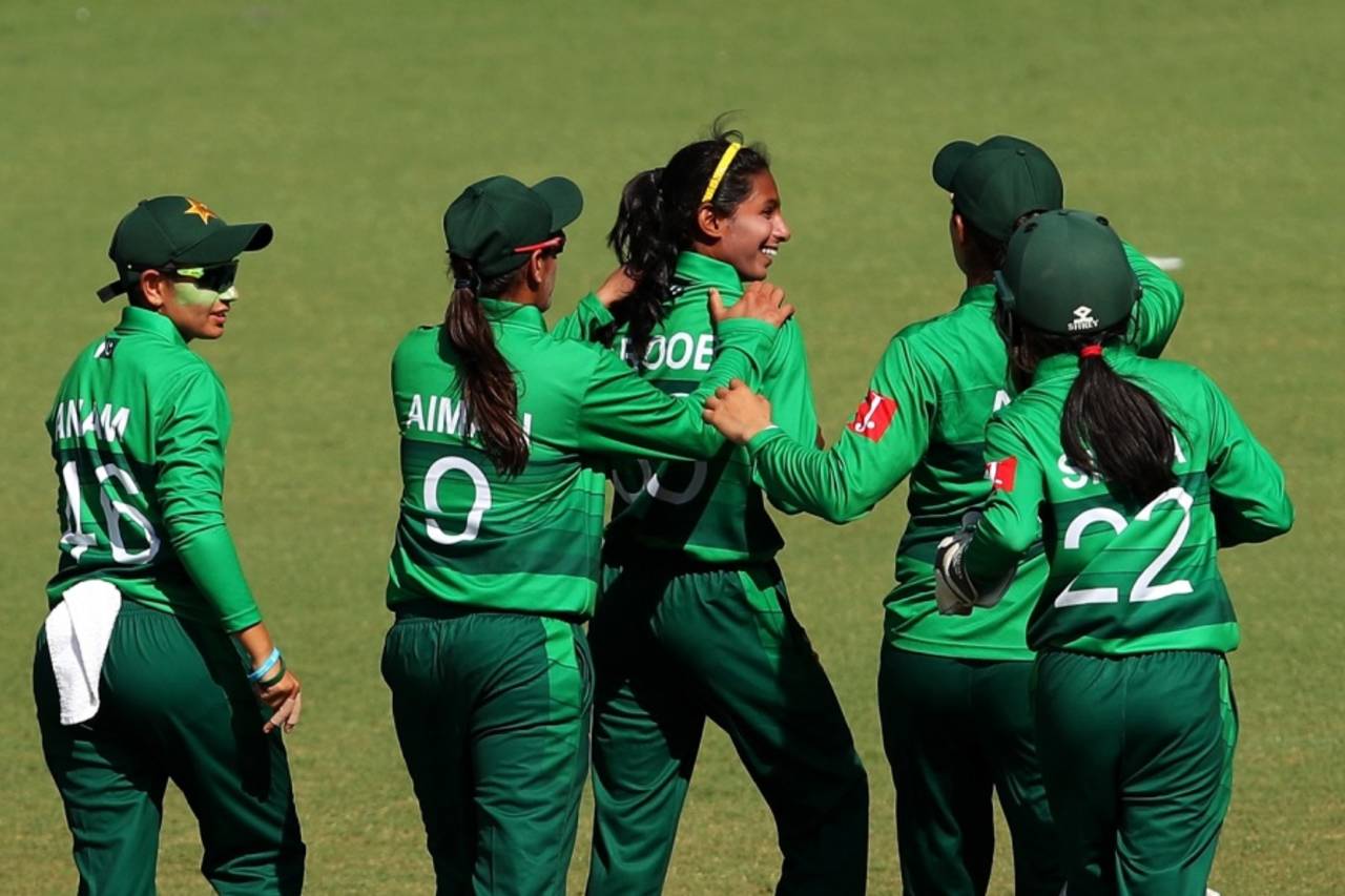 The Pakistan players celebrate a wicket, South Africa v Pakistan, Women's T20 World Cup, Group B, Sydney, March 1, 2020