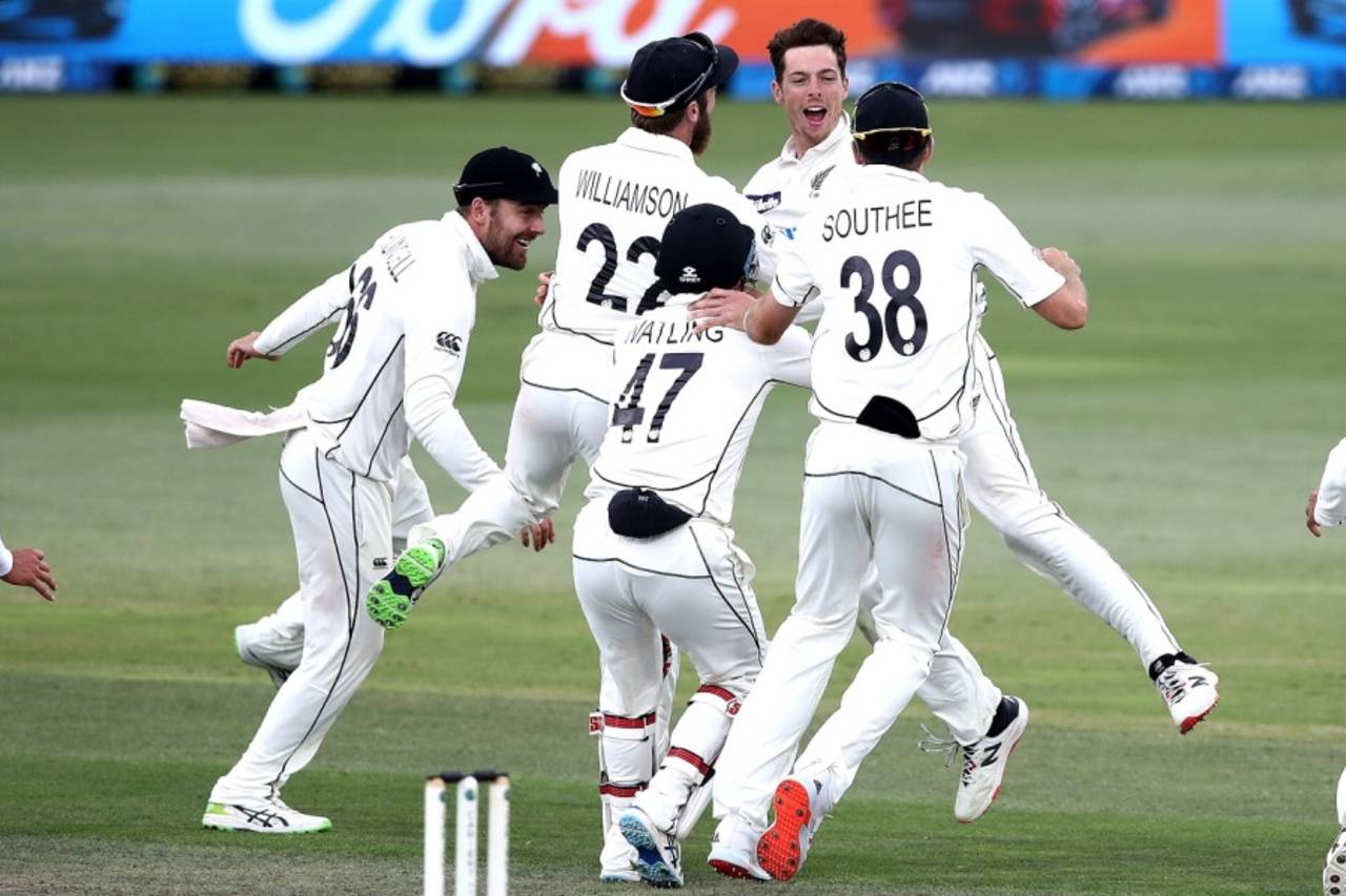 The New Zealand players converge on Mitchell Santner after he took the final wicket&nbsp;&nbsp;&bull;&nbsp;&nbsp;Getty Images