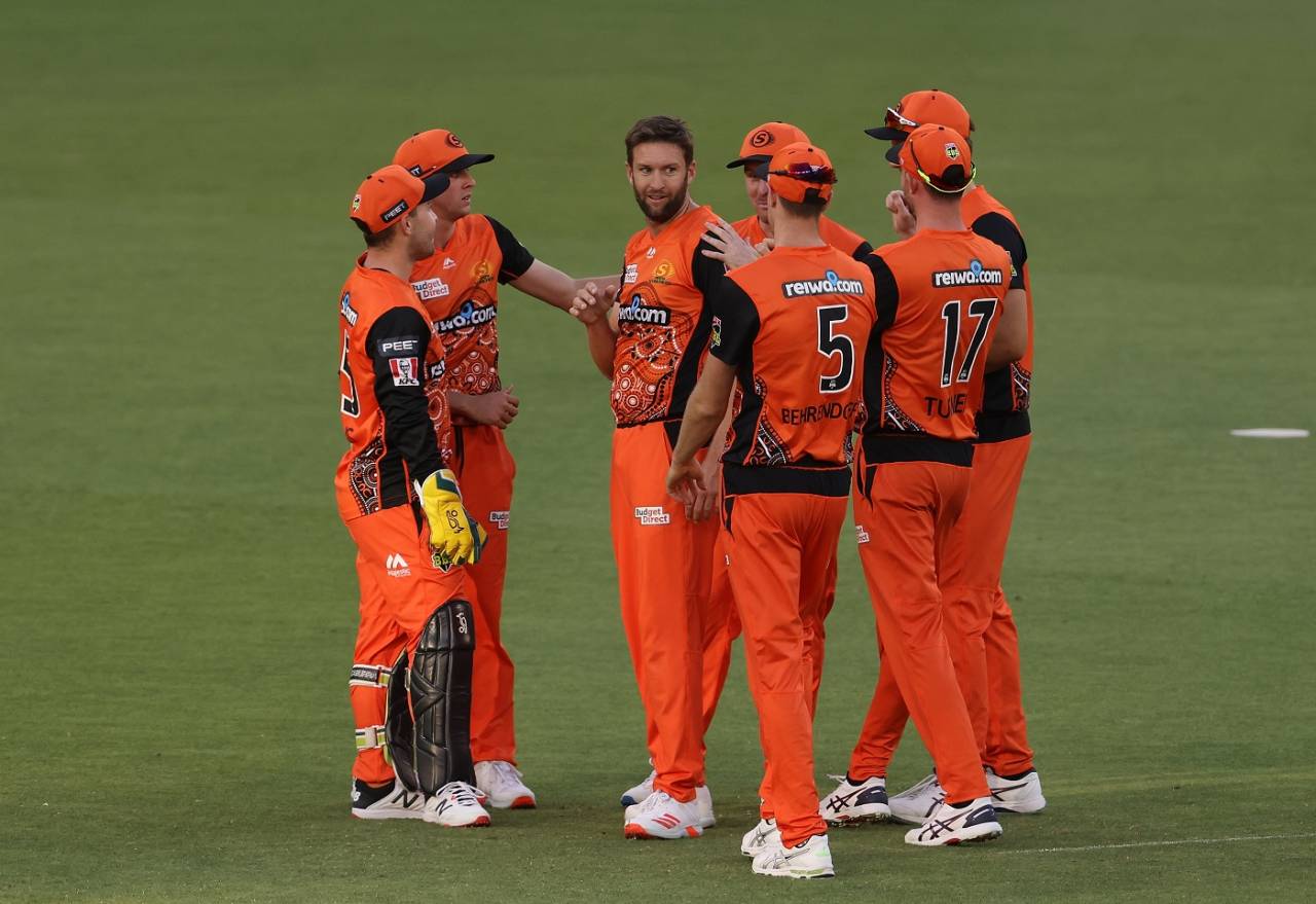 Andrew Tye celebrates the wicket of Daniel Hughes with his team-mates, Perth Scorchers vs Sydney Sixers, BBL 2020-21, Perth, January 6, 2021 