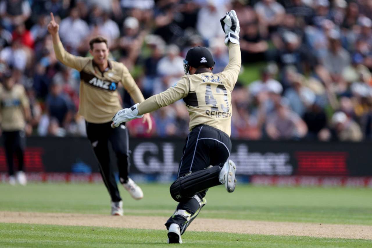 Tim Seifert takes the catch to give Mitchell Santner his third wicket in an over, New Zealand vs Australia, 2nd T20I, Dunedin, 25 February, 2021