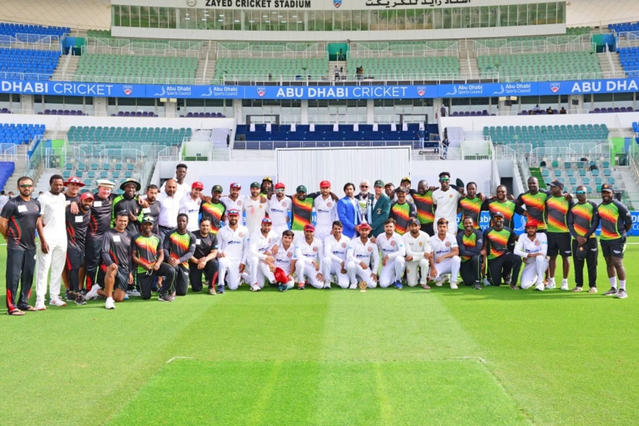 The two squads pose with the trophy, Afghanistan vs Zimbabwe, 2nd Test, Abu Dhabi, 5th day, March 14, 2021