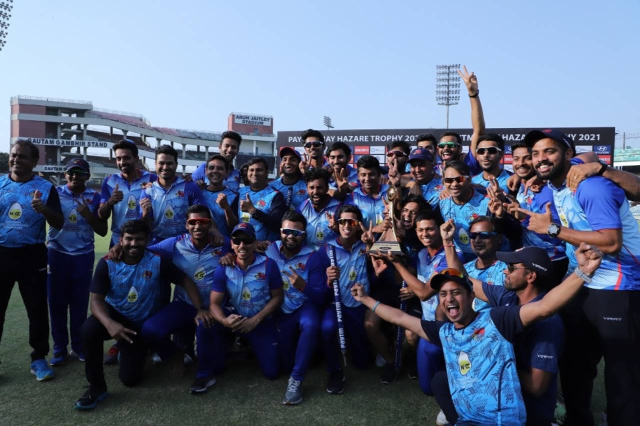 The victorious Mumbai team with the Vijay Hazare Trophy&nbsp;&nbsp;&bull;&nbsp;&nbsp;BCCI