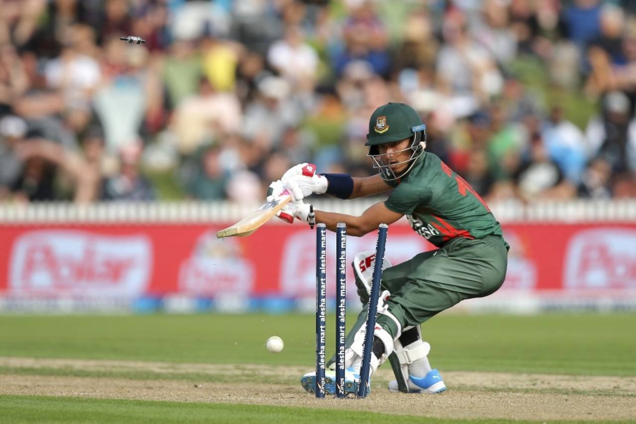 Afif Hossain chops on, New Zealand v Bangladesh, 1st T20I, Hamilton, March 28, 2021