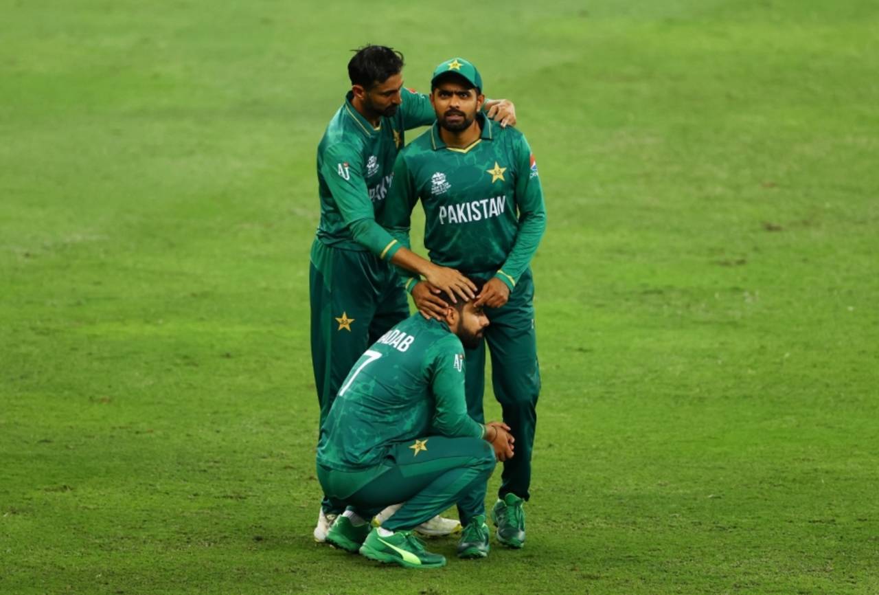 Shoaib Malik tries to offer Babar Azam and Shadab Khan consolation after Australia's win, Australia vs Pakistan, T20 World Cup, 2nd semi-final, Dubai, November 11, 20211