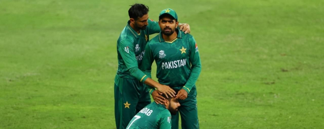 Shoaib Malik tries to offer Babar Azam and Shadab Khan consolation after Australia's win, Australia vs Pakistan, T20 World Cup, 2nd semi-final, Dubai, November 11, 20211