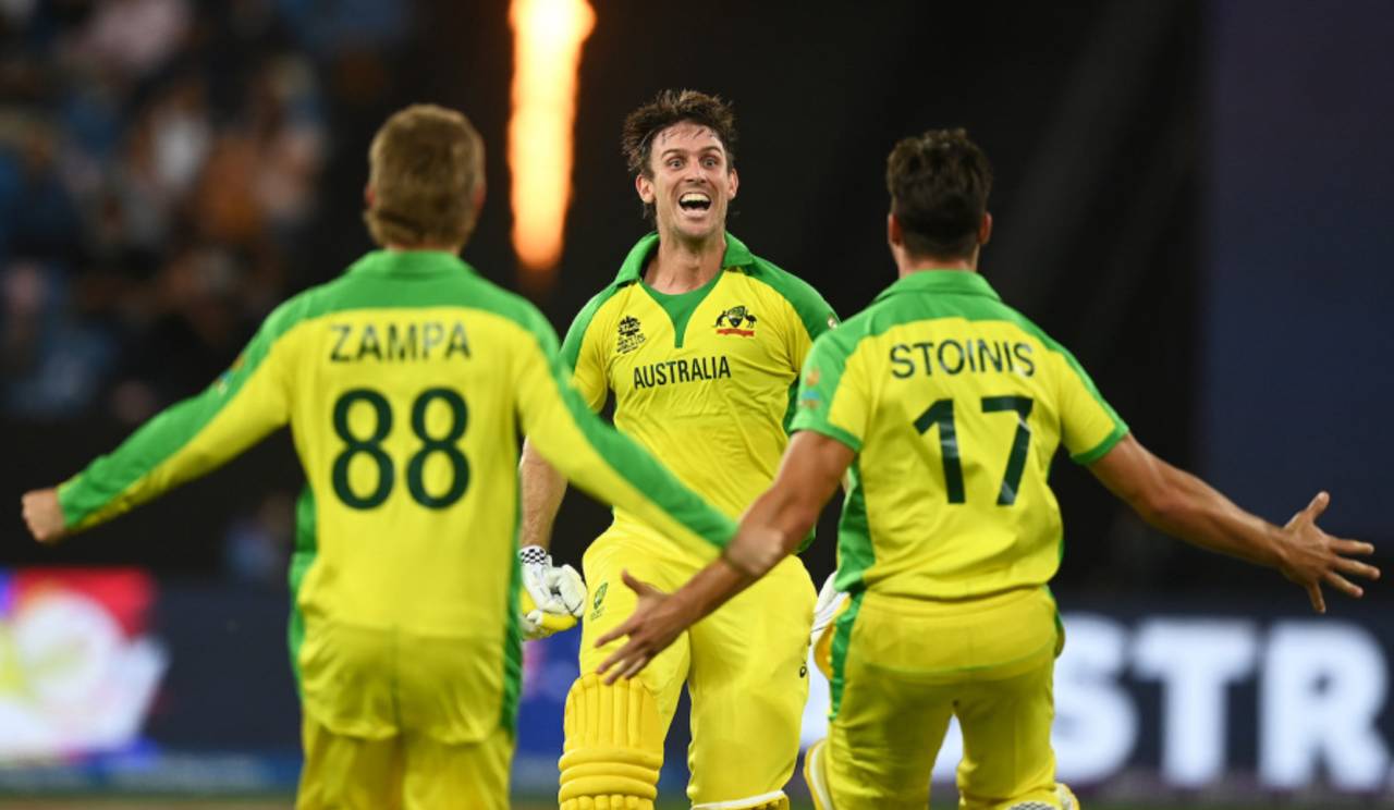 Mitchell Marsh runs towards Adam Zampa and Marcus Stoinis to celebrate the win, Australia vs New Zealand, T20 World Cup final, Dubai, November 14, 2021