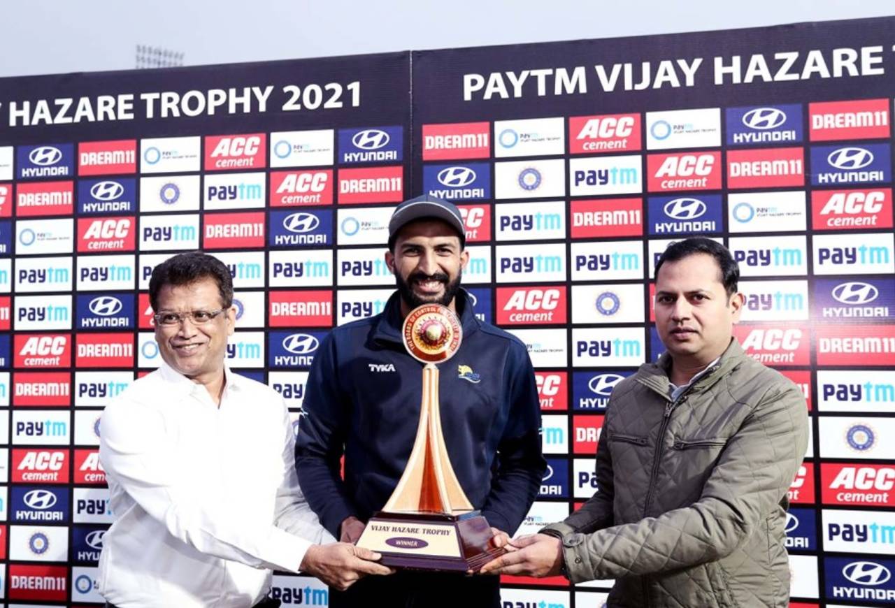 Himachal Pradesh captain Rishi Dhawan (centre) with the Vijay Hazare Trophy&nbsp;&nbsp;&bull;&nbsp;&nbsp;HPCA