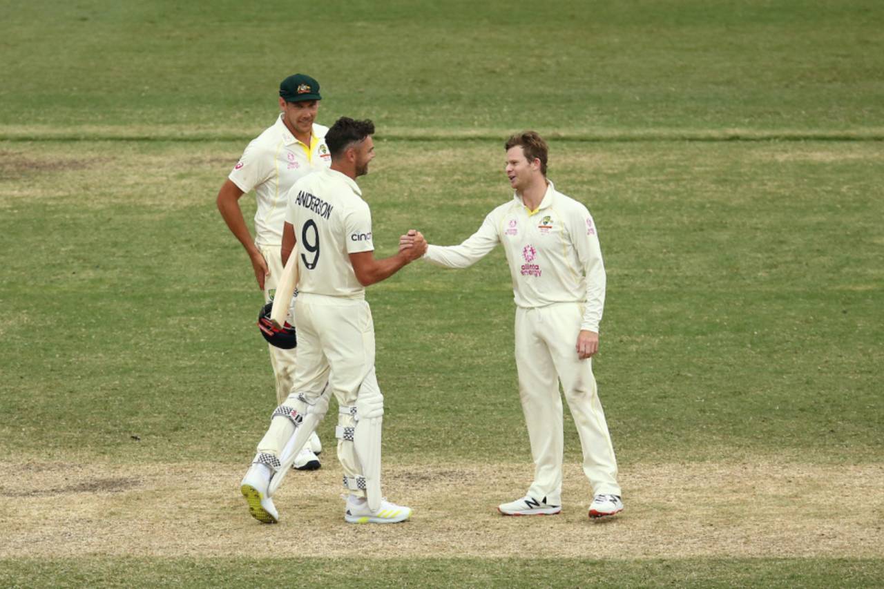 Steven Smith shakes hands with James Anderson after the match, Australia vs England, Men's Ashes, 4th Test, 5th day, Sydney, January 9, 2022