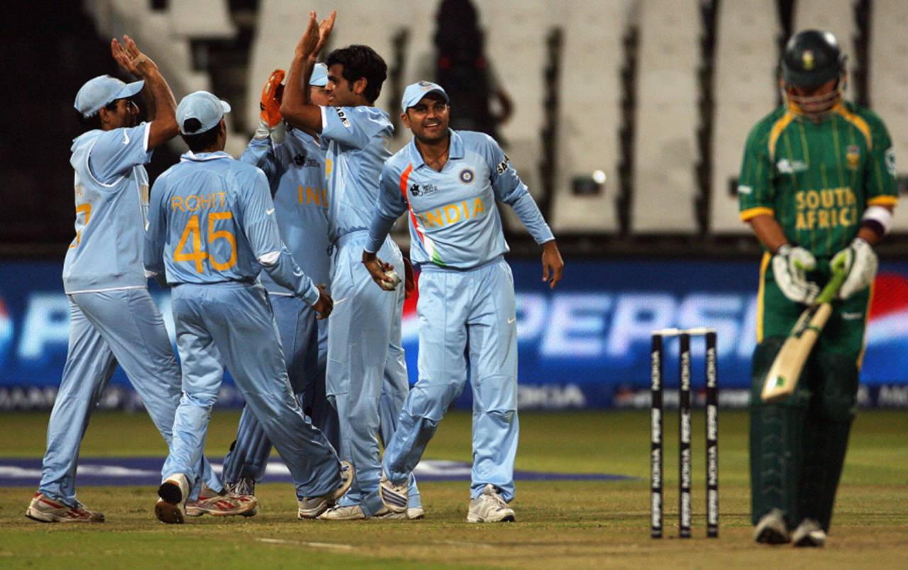 RP Singh celebrates Herschelle Gibbs' dismissal with his team-mates, India v South Africa, Group E, ICC World Twenty20, Durban, September 20, 2007
