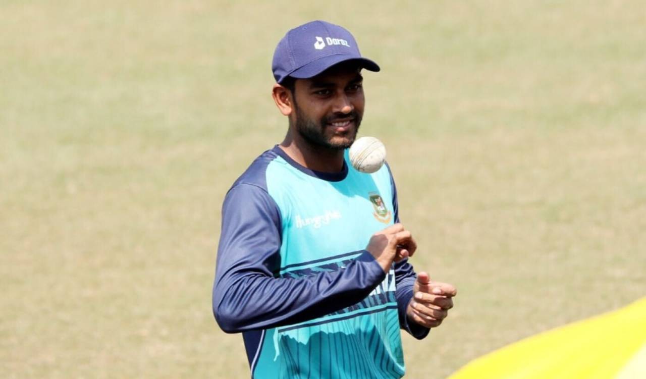 Mehidy Hasan Miraz tosses the ball during practice, Chattogram, February 27, 2022