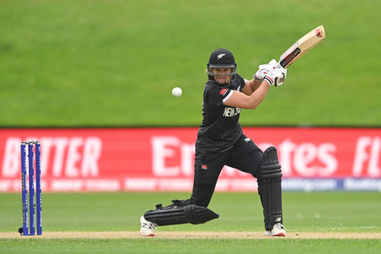 Suzie Bates slays the ball into the off side, New Zealand vs Bangladesh, Women's World Cup 2022, Dunedin, March 7, 2022