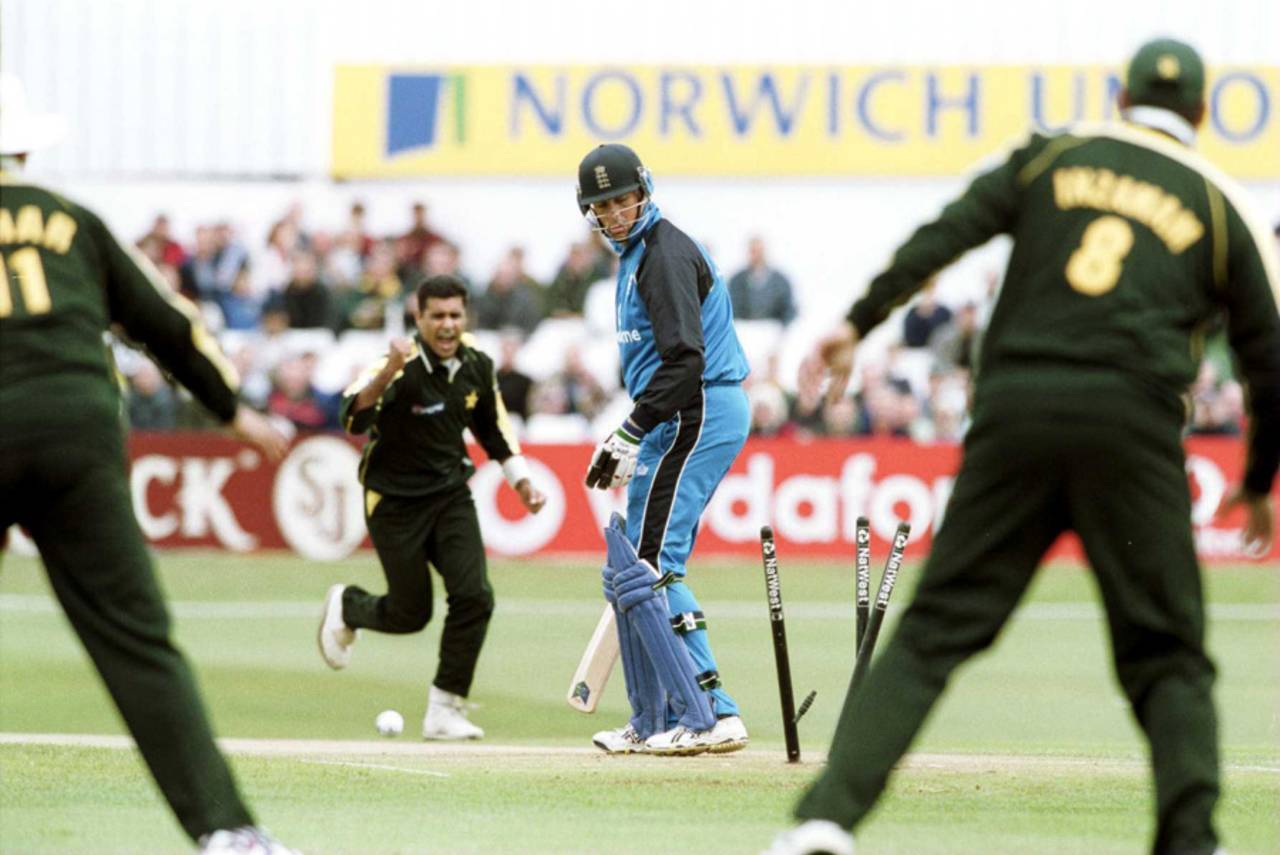 Waqar Younis clean-bowled Marcus Trescothick, England vs Pakistan, NatWest Series, 7th ODI, Headingley, 17 June 2001