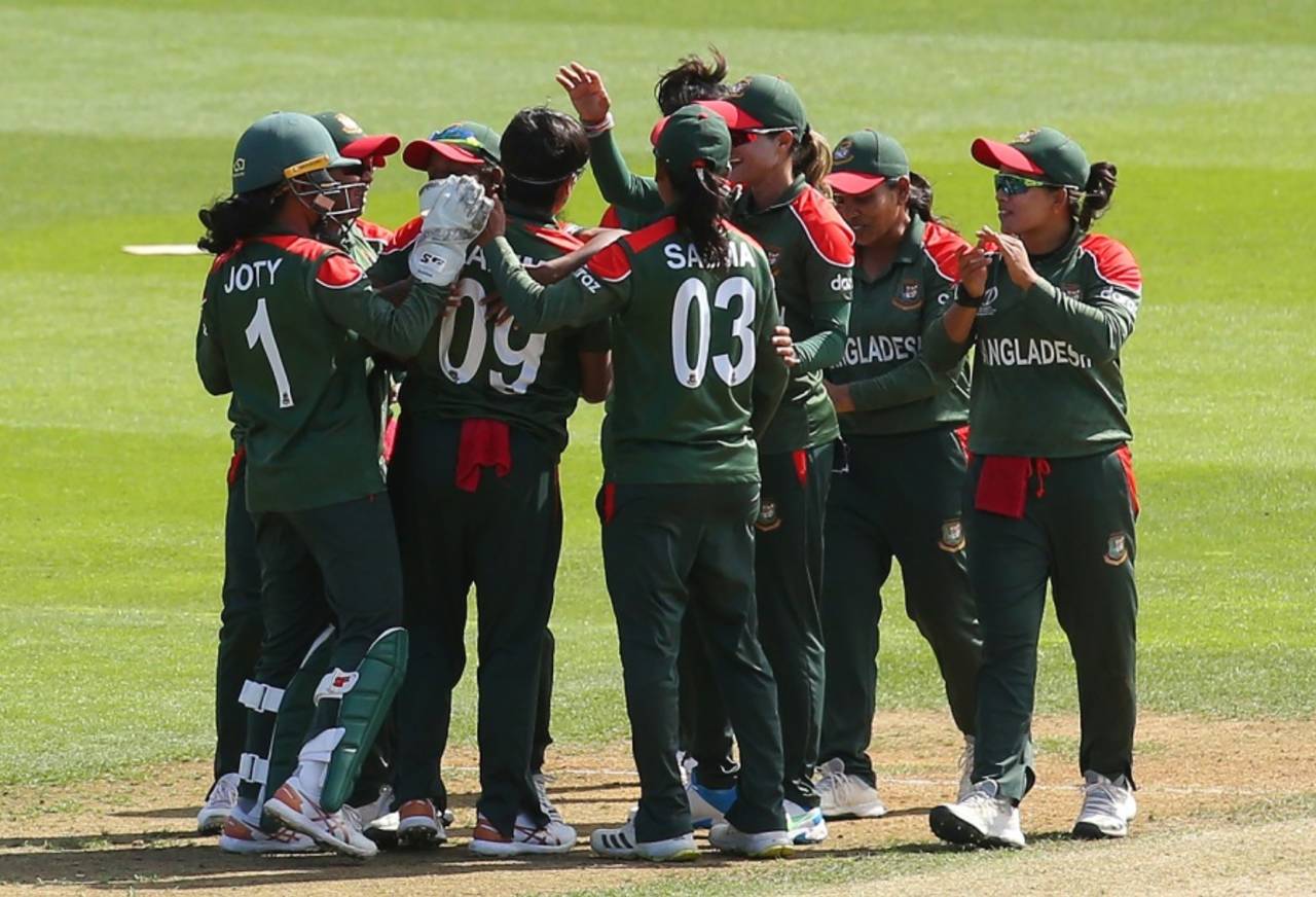 Bangladesh celebrate the fall of an English wicket, England vs Bangladesh, Women's World Cup 2022, Wellington, March 27, 2022 