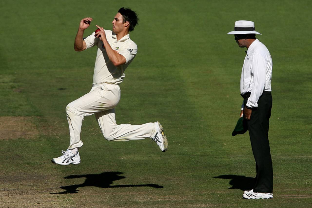 Mitchell Johnson bowls, Australia v Pakistan, 1st Test, Melbourne, 4th day, December 29, 2009