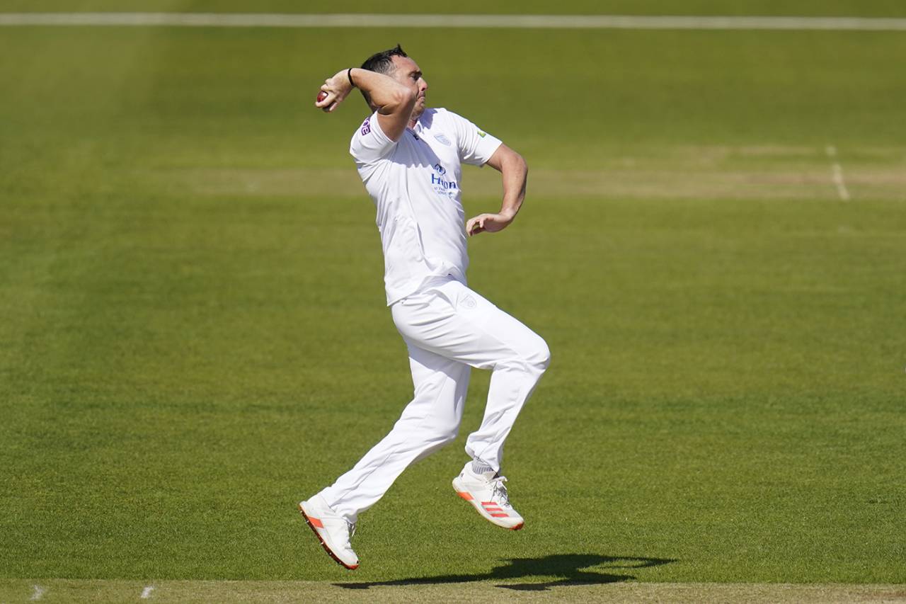 Kyle Abbott gets into his delivery stride, Hampshire vs Somerset, LV= Insurance Championship, Division One, Ageas Bowl, April 7, 2022
