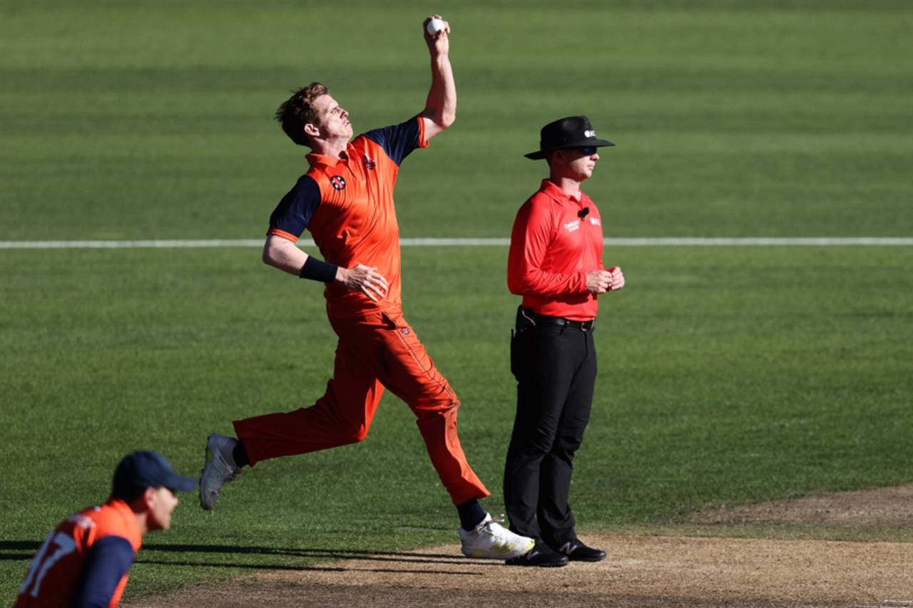 Fred Klaassen bowls, New Zealand vs Netherlands, 3rd ODI, Hamilton, April 4, 2022