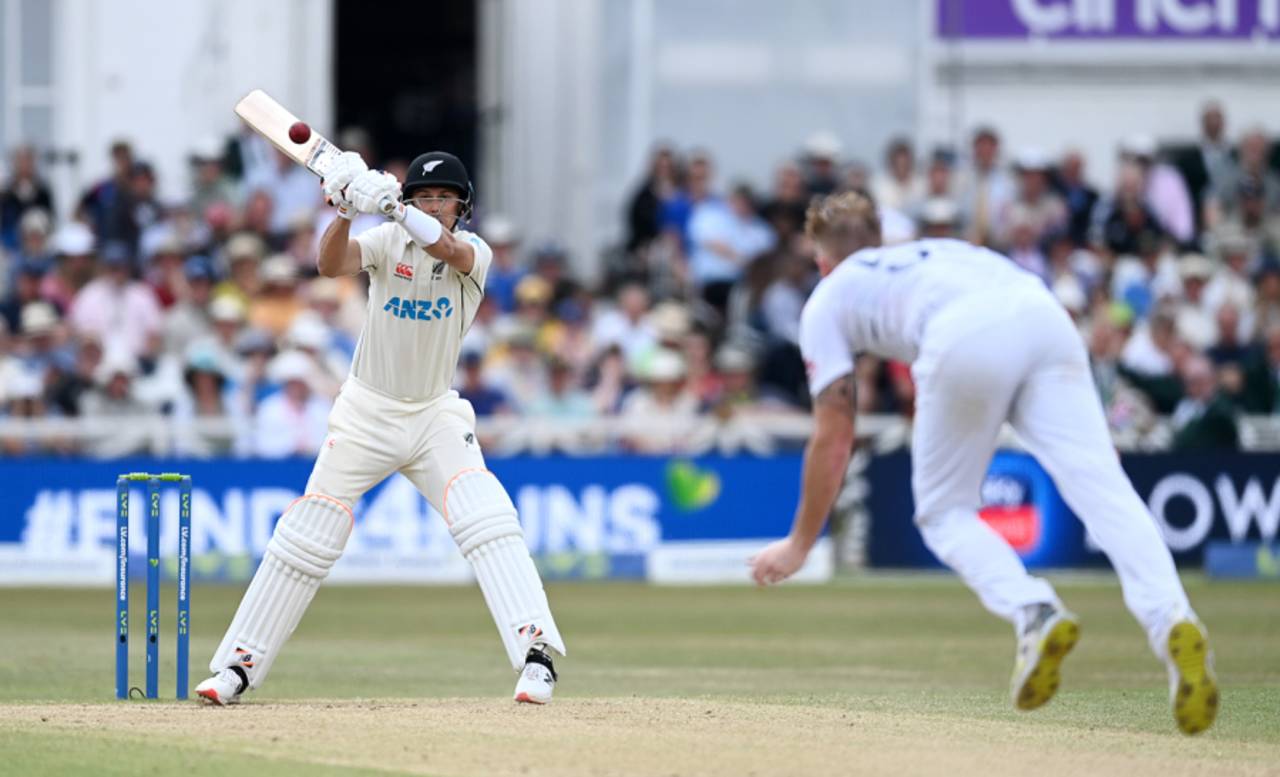 Trent Boult bats, England vs New Zealand, 2nd Test, Nottingham, 5th day, June 14, 2022