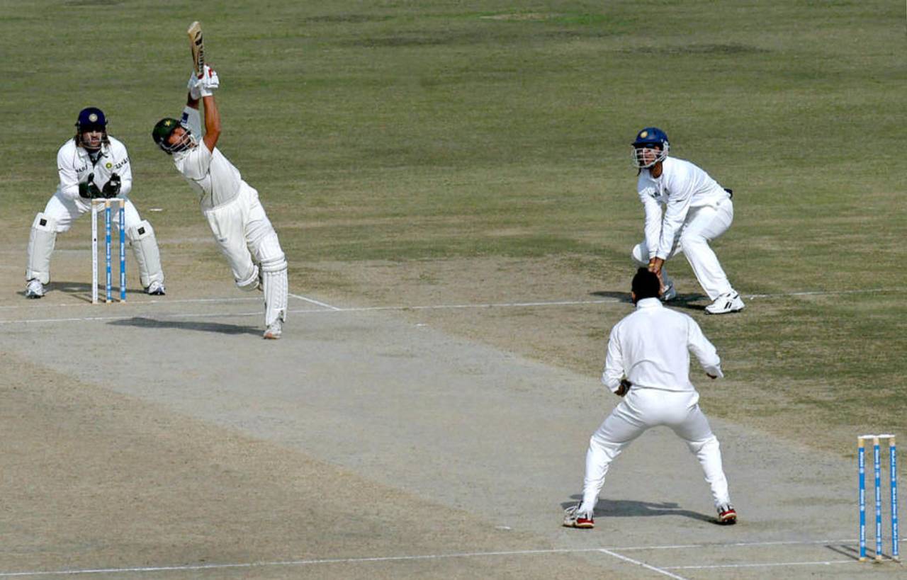 Shahid Afridi lauches Harbhajan Singh into the stratosphere, India v Pakistan, 1st Test, Lahore, 2nd day, January 14, 2006